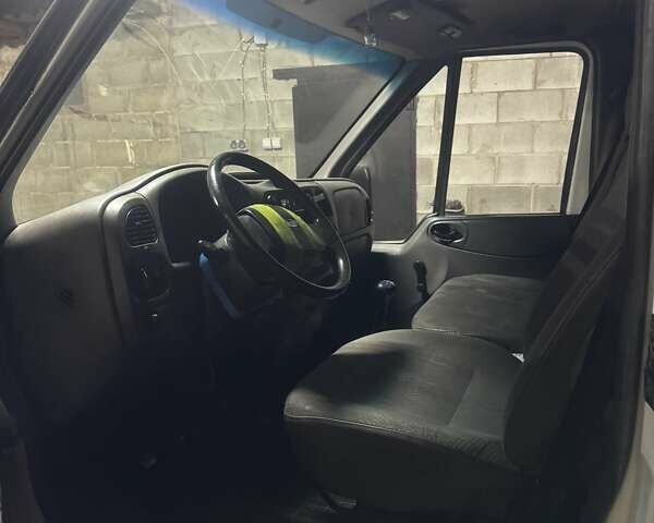 Белый Форд Транзит, объемом двигателя 2.4 л и пробегом 685 тыс. км за 11000 $, фото 4 на Automoto.ua