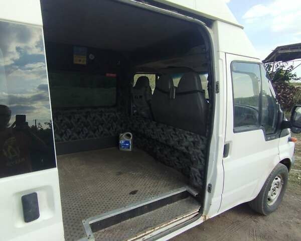 Белый Форд Транзит, объемом двигателя 2.4 л и пробегом 473 тыс. км за 5000 $, фото 3 на Automoto.ua