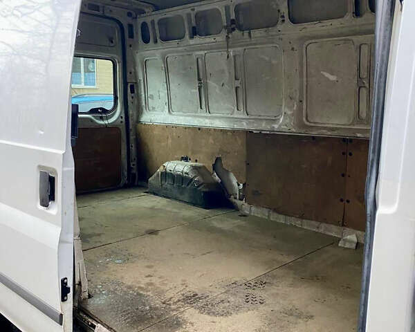 Білий Форд Транзит, об'ємом двигуна 2.2 л та пробігом 400 тис. км за 4100 $, фото 8 на Automoto.ua