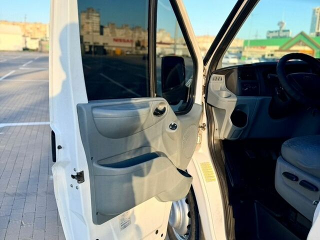 Білий Форд Транзит, об'ємом двигуна 2.4 л та пробігом 370 тис. км за 9500 $, фото 24 на Automoto.ua