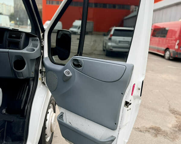 Білий Форд Транзит, об'ємом двигуна 2.2 л та пробігом 400 тис. км за 11200 $, фото 15 на Automoto.ua