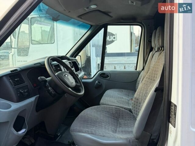 Белый Форд Транзит, объемом двигателя 2.2 л и пробегом 417 тыс. км за 9000 $, фото 3 на Automoto.ua