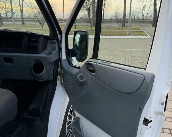 Белый Форд Транзит, объемом двигателя 2.2 л и пробегом 280 тыс. км за 7999 $, фото 16 на Automoto.ua