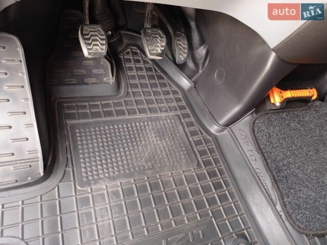 Білий Форд Транзит, об'ємом двигуна 2.2 л та пробігом 590 тис. км за 15300 $, фото 5 на Automoto.ua