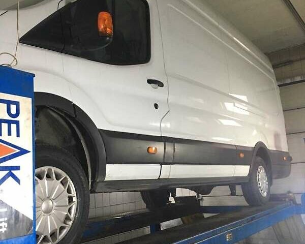 Белый Форд Транзит, объемом двигателя 2.2 л и пробегом 236 тыс. км за 15300 $, фото 2 на Automoto.ua