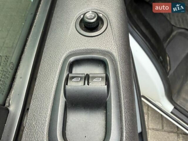 Білий Форд Транзит, об'ємом двигуна 2.2 л та пробігом 284 тис. км за 11490 $, фото 16 на Automoto.ua