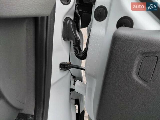 Белый Форд Транзит, объемом двигателя 2 л и пробегом 328 тыс. км за 19600 $, фото 40 на Automoto.ua