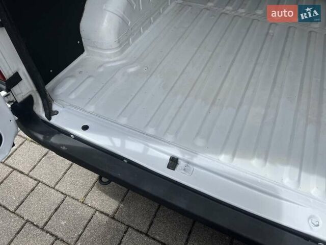 Белый Форд Транзит, объемом двигателя 2.2 л и пробегом 227 тыс. км за 7200 $, фото 5 на Automoto.ua