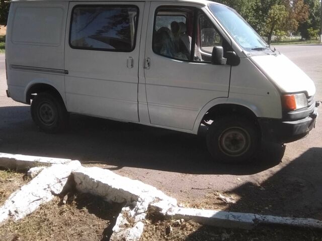 Белый Форд Транзит, объемом двигателя 1.98 л и пробегом 300 тыс. км за 1640 $, фото 1 на Automoto.ua