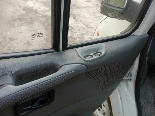 Белый Форд Транзит, объемом двигателя 2.5 л и пробегом 459 тыс. км за 1950 $, фото 2 на Automoto.ua