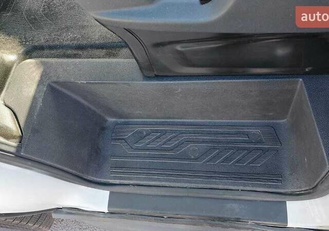 Белый Форд Транзит, объемом двигателя 2.2 л и пробегом 153 тыс. км за 18700 $, фото 2 на Automoto.ua