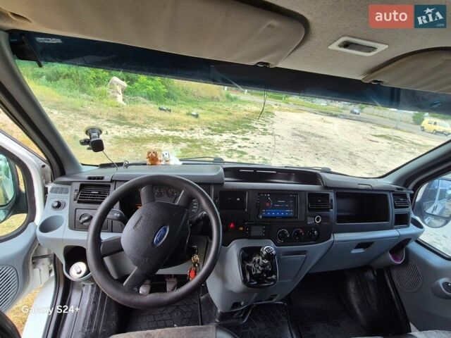 Білий Форд Транзит, об'ємом двигуна 2.4 л та пробігом 200 тис. км за 9000 $, фото 1 на Automoto.ua