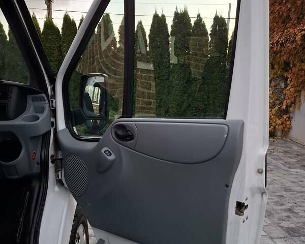 Белый Форд Транзит, объемом двигателя 2.2 л и пробегом 259 тыс. км за 8999 $, фото 17 на Automoto.ua