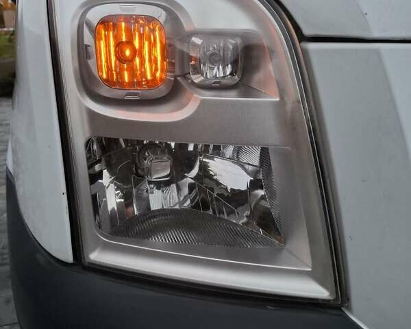 Белый Форд Транзит, объемом двигателя 2.2 л и пробегом 259 тыс. км за 8999 $, фото 1 на Automoto.ua