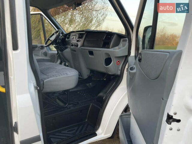 Білий Форд Транзит, об'ємом двигуна 2.2 л та пробігом 252 тис. км за 8600 $, фото 9 на Automoto.ua
