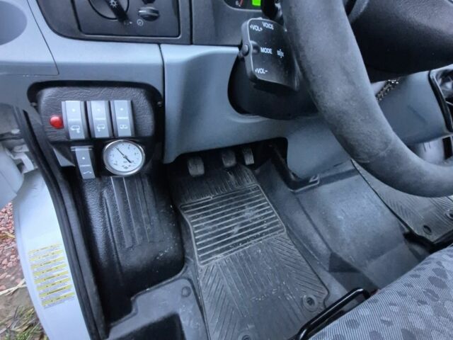 Білий Форд Транзит, об'ємом двигуна 2.2 л та пробігом 270 тис. км за 11022 $, фото 7 на Automoto.ua