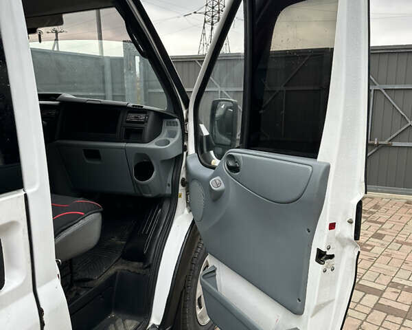 Білий Форд Транзит, об'ємом двигуна 2.2 л та пробігом 559 тис. км за 8000 $, фото 19 на Automoto.ua