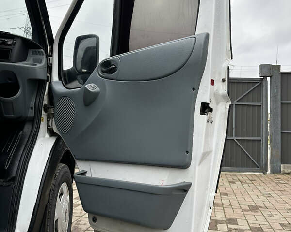 Білий Форд Транзит, об'ємом двигуна 2.2 л та пробігом 559 тис. км за 8000 $, фото 23 на Automoto.ua