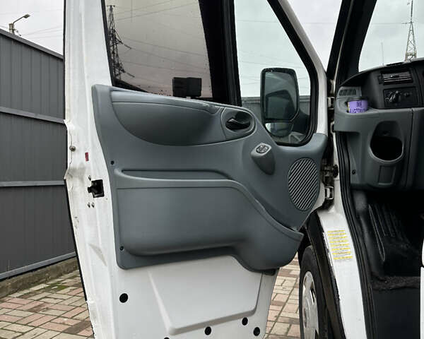 Білий Форд Транзит, об'ємом двигуна 2.2 л та пробігом 559 тис. км за 8000 $, фото 18 на Automoto.ua