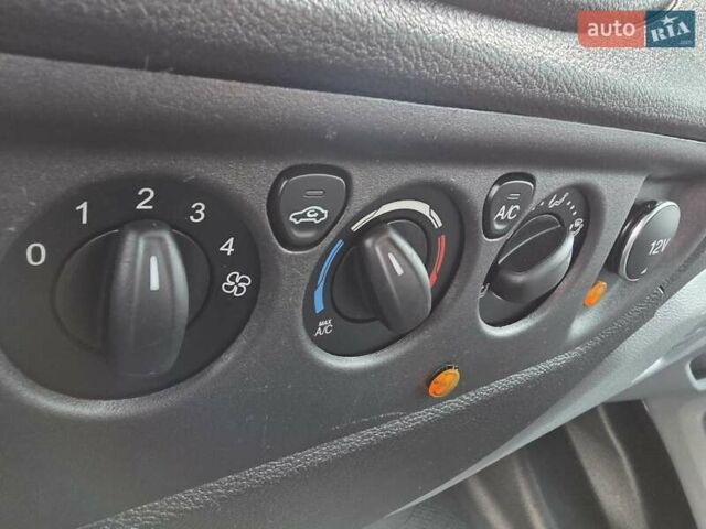 Білий Форд Транзит, об'ємом двигуна 2.2 л та пробігом 184 тис. км за 17800 $, фото 23 на Automoto.ua