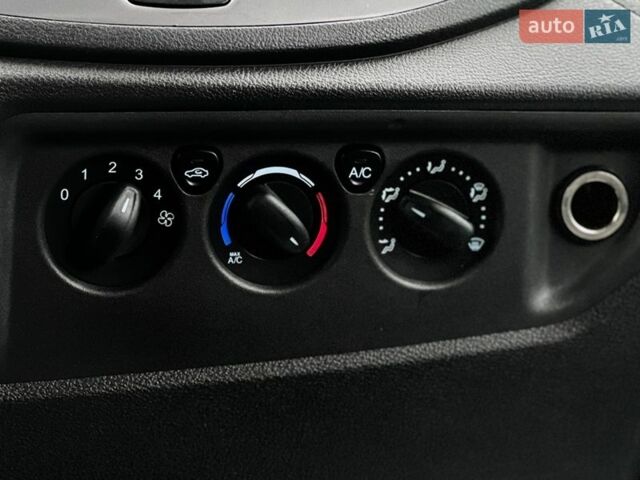 Білий Форд Транзит, об'ємом двигуна 2.2 л та пробігом 572 тис. км за 16999 $, фото 18 на Automoto.ua