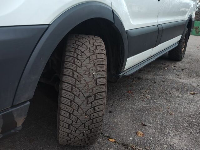 Белый Форд Транзит, объемом двигателя 2.2 л и пробегом 148 тыс. км за 9953 $, фото 1 на Automoto.ua