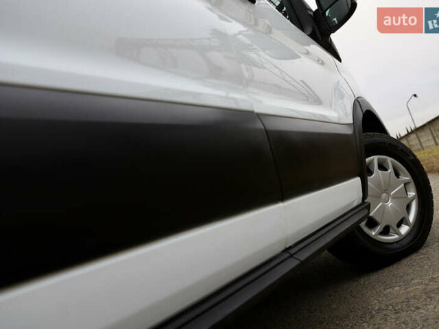 Белый Форд Транзит, объемом двигателя 2 л и пробегом 100 тыс. км за 22900 $, фото 61 на Automoto.ua