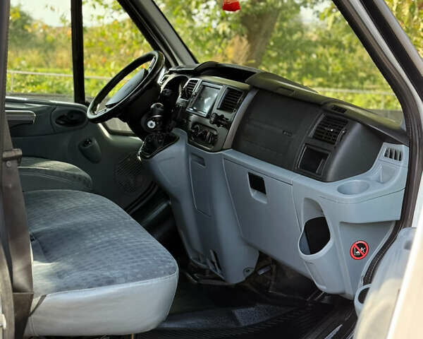 Білий Форд Транзит, об'ємом двигуна 2.2 л та пробігом 281 тис. км за 12000 $, фото 4 на Automoto.ua