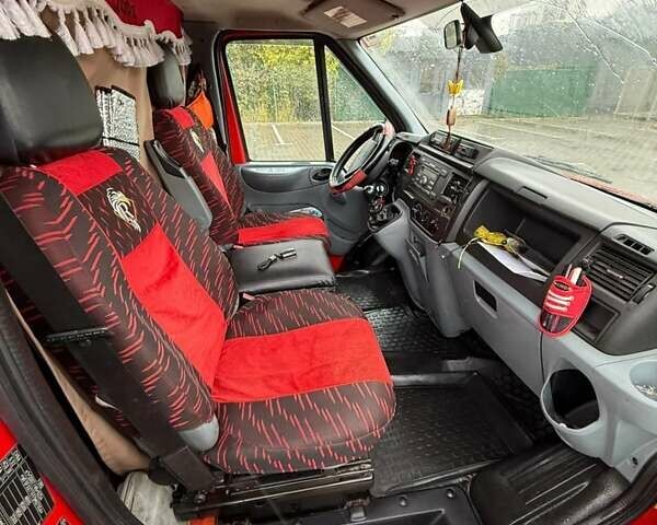 Форд Транзит 2013 у Києві на Automoto.ua Червоний Форд Транзит, об'ємом двигуна 2.2 л та пробігом 240 тис. км за 16000 $, фото 5 на Automoto.ua