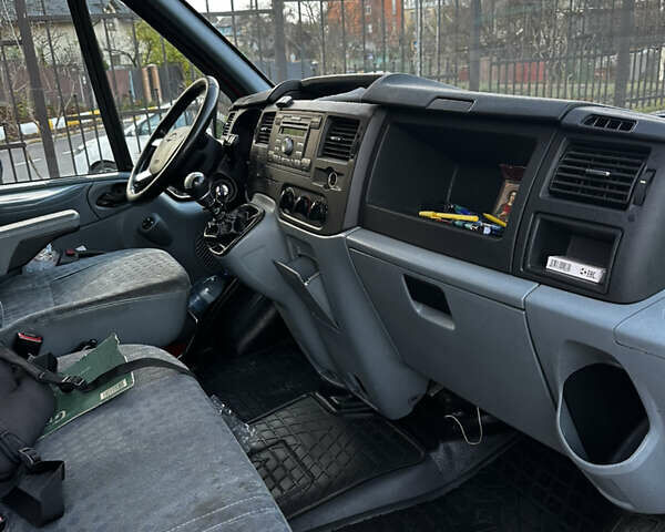 Красный Форд Транзит, объемом двигателя 2.2 л и пробегом 389 тыс. км за 12999 $, фото 17 на Automoto.ua