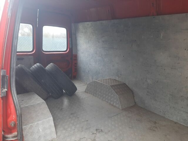 Красный Форд Транзит, объемом двигателя 2 л и пробегом 200 тыс. км за 1771 $, фото 6 на Automoto.ua