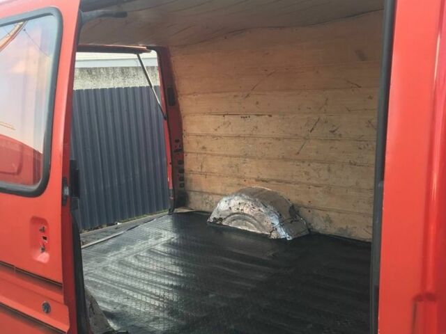 Красный Форд Транзит, объемом двигателя 2 л и пробегом 500 тыс. км за 1900 $, фото 5 на Automoto.ua