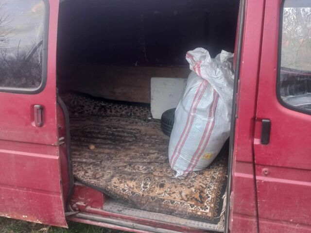 Красный Форд Транзит, объемом двигателя 2.5 л и пробегом 78 тыс. км за 1892 $, фото 3 на Automoto.ua