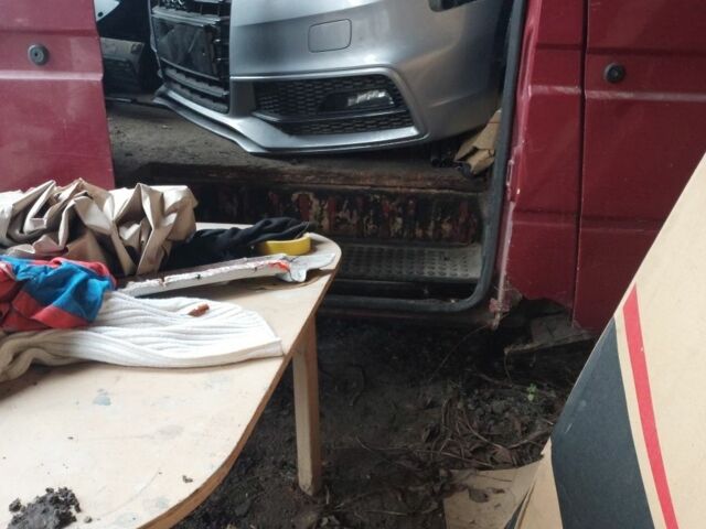 Червоний Форд Транзит, об'ємом двигуна 2.5 л та пробігом 500 тис. км за 900 $, фото 4 на Automoto.ua