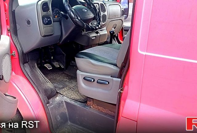Красный Форд Транзит, объемом двигателя 2 л и пробегом 300 тыс. км за 3800 $, фото 2 на Automoto.ua