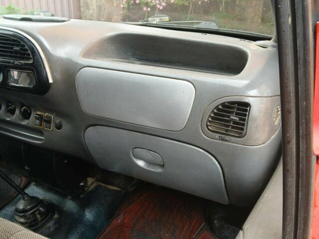 Красный Форд Транзит, объемом двигателя 2.5 л и пробегом 200 тыс. км за 1300 $, фото 5 на Automoto.ua