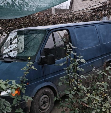 Синий Форд Транзит, объемом двигателя 2 л и пробегом 300 тыс. км за 831 $, фото 3 на Automoto.ua