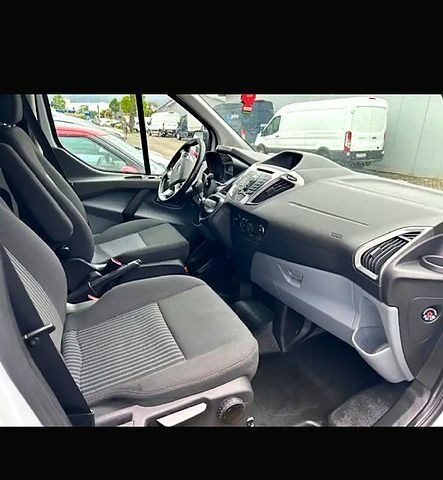 Белый Форд Custom, объемом двигателя 2 л и пробегом 208 тыс. км за 16480 $, фото 2 на Automoto.ua