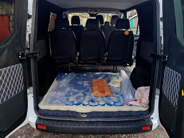 Белый Форд Custom, объемом двигателя 2 л и пробегом 240 тыс. км за 21000 $, фото 4 на Automoto.ua