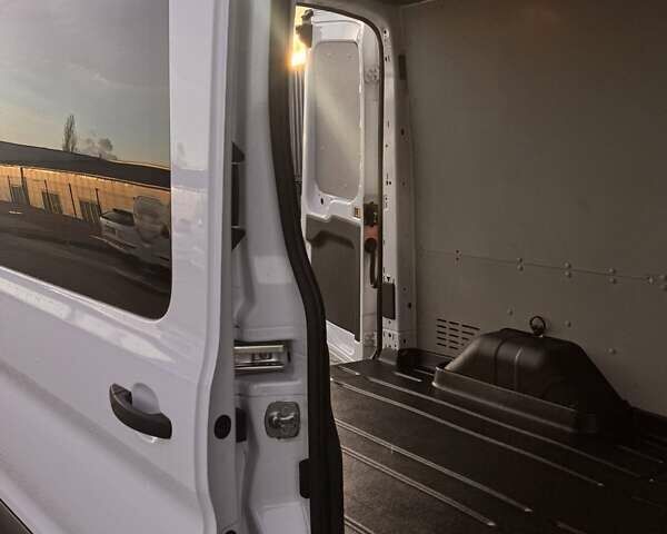 Белый Форд E-Transit, объемом двигателя 0 л и пробегом 37 тыс. км за 35500 $, фото 39 на Automoto.ua