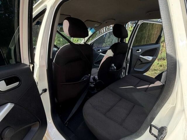 Білий Форд Figo, об'ємом двигуна 1.6 л та пробігом 209 тис. км за 6000 $, фото 7 на Automoto.ua