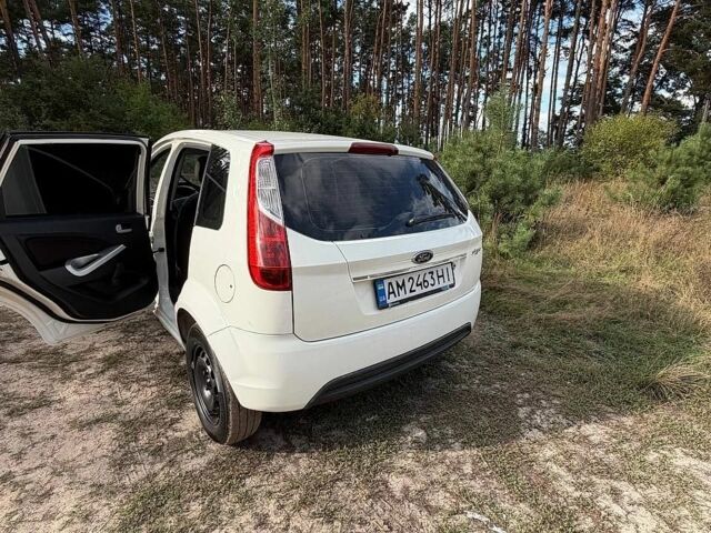 Білий Форд Figo, об'ємом двигуна 1.6 л та пробігом 209 тис. км за 6000 $, фото 5 на Automoto.ua