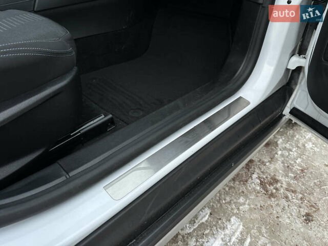 Белый Форд Focus Active, объемом двигателя 1.5 л и пробегом 165 тыс. км за 15200 $, фото 60 на Automoto.ua