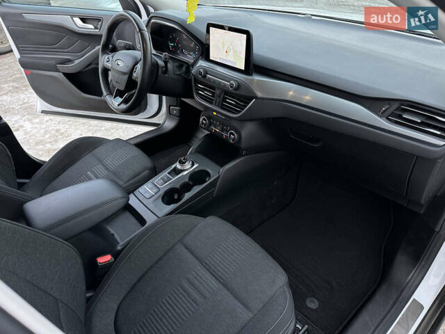 Белый Форд Focus Active, объемом двигателя 1.5 л и пробегом 165 тыс. км за 15200 $, фото 61 на Automoto.ua