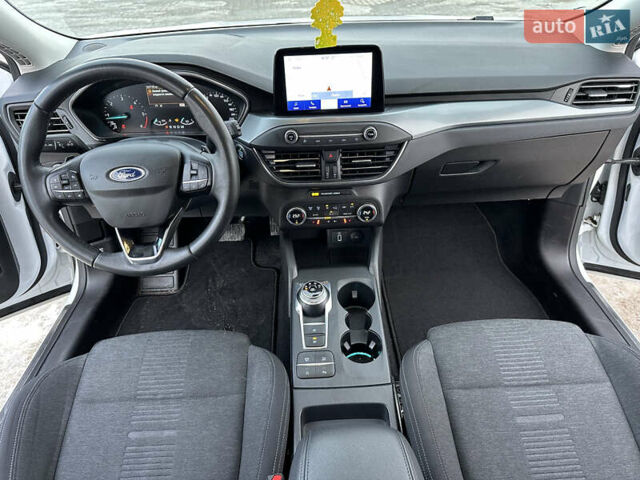 Белый Форд Focus Active, объемом двигателя 1.5 л и пробегом 165 тыс. км за 15200 $, фото 48 на Automoto.ua