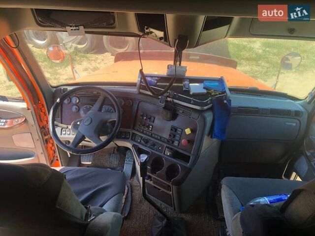 Оранжевый Фредлайнер Конвеншионал, объемом двигателя 12.7 л и пробегом 900 тыс. км за 13000 $, фото 4 на Automoto.ua