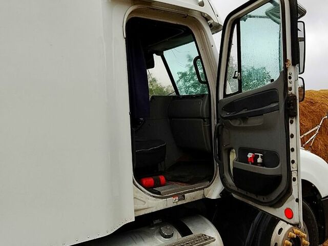 Белый Фредлайнер ФЛЦ, объемом двигателя 12.3 л и пробегом 0 тыс. км за 15000 $, фото 2 на Automoto.ua