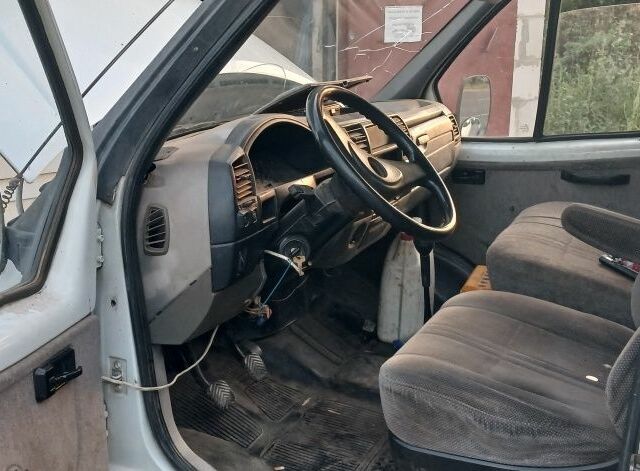 Белый ГАЗ 2217 Соболь, объемом двигателя 2.3 л и пробегом 300 тыс. км за 800 $, фото 5 на Automoto.ua