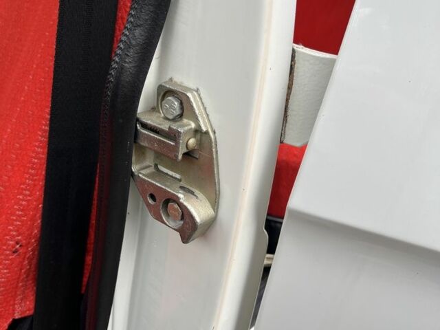 Белый ГАЗ 24-10 Волга, объемом двигателя 2.4 л и пробегом 15 тыс. км за 6000 $, фото 9 на Automoto.ua