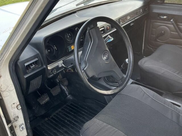 Белый ГАЗ 24-10 Волга, объемом двигателя 2.5 л и пробегом 30 тыс. км за 477 $, фото 3 на Automoto.ua